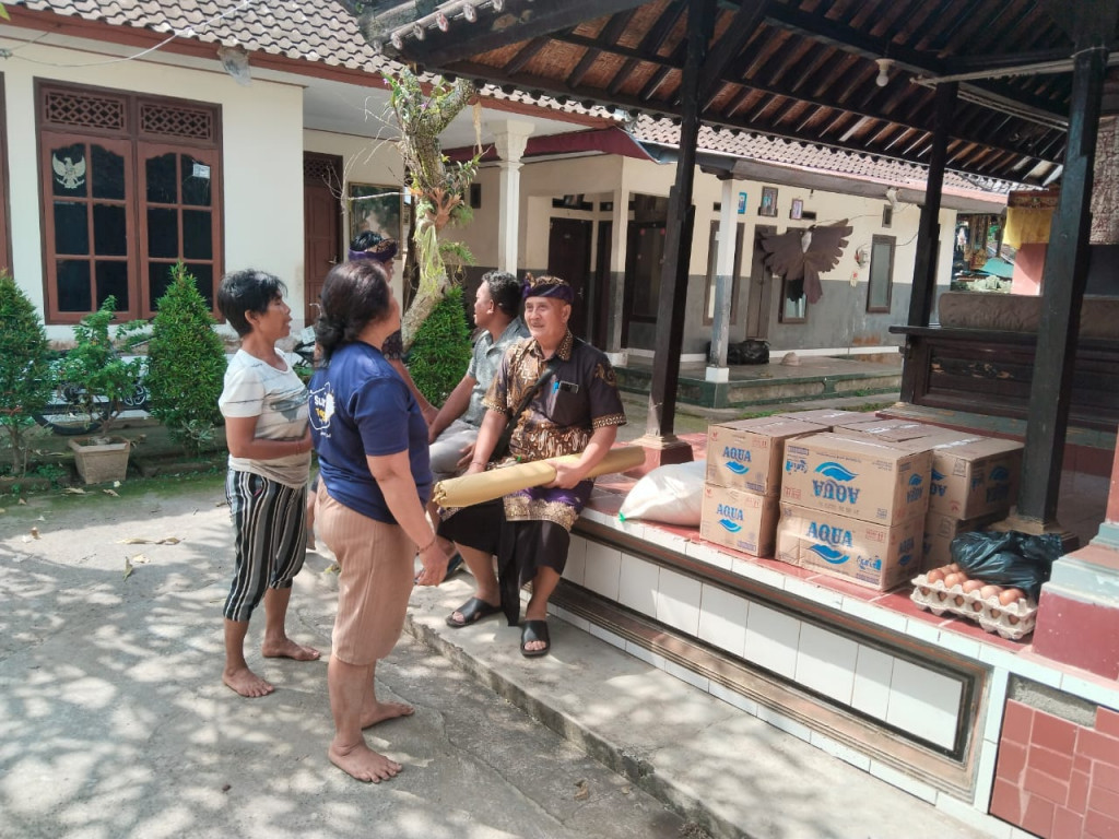 Penyerahan Santunan Kematian untuk Masyarakat Desa Ayunan.